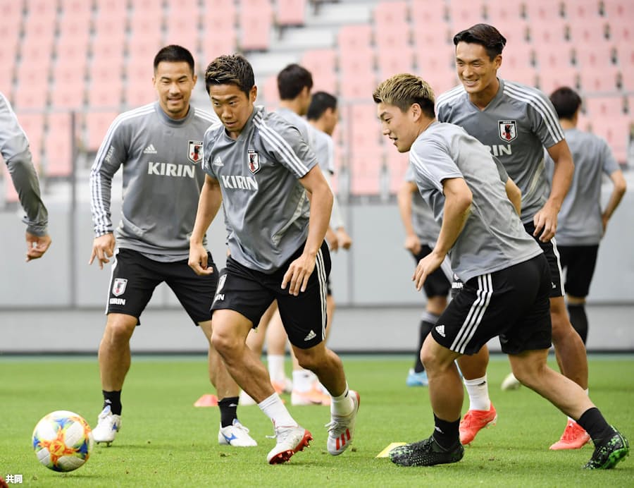 サッカー日本代表 久保建 岡崎ら調整 5日親善試合 日本経済新聞
