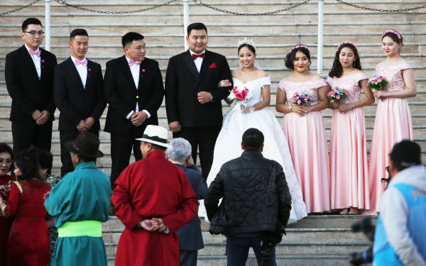 せかい旬景 結婚披露宴でともす 幸福の火 モンゴル 日本経済新聞