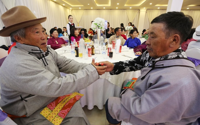 せかい旬景 結婚披露宴でともす 幸福の火 モンゴル 日本経済新聞 せかい旬景 結婚披露宴でともす 幸福の火 モンゴル 日本経済新聞