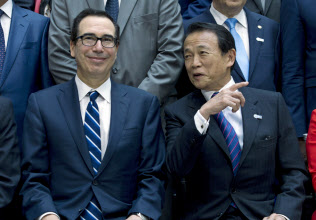 ムニューシン米財務長官(左)と麻生財務相は4月以来の会談にのぞむ=AP ムニューシン米財務長官(左)と麻生財務相は4月以来の会談にのぞむ=AP