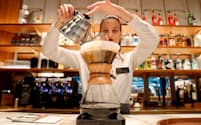 場所代、従業員の専門技能、ブランド価値がコーヒーの値段の大半を占める=ロイター