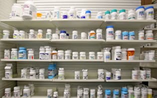 薬局の棚に並ぶ医薬品(米ユタ州)=ロイター 薬局の棚に並ぶ医薬品(米ユタ州)=ロイター