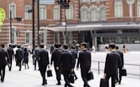 6月1日の東京・丸の内。就職面談を終えたリクルートスーツ姿の学生が多数歩く