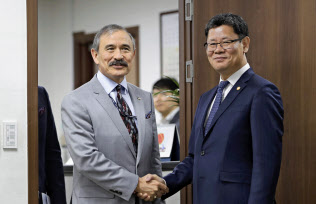韓国の金錬鉄統一相(右)と握手するハリー・ハリス駐韓米大使(4月、ソウル)=AP 韓国の金錬鉄統一相(右)と握手するハリー・ハリス駐韓米大使(4月、ソウル)=AP