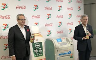 セブン&アイ・ホールディングスの井阪隆一社長と日本コカ・コーラのホルヘ・ガルドゥニョ社長は再生ペットボトルについて共同会見を開いた。（5日、東京・千代田）