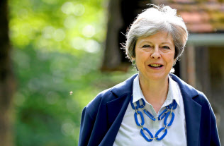 メイ英首相は、後任の保守党党首が選出された後も、新首相が決まるまでは暫定的に職務を続ける=ロイター メイ英首相は、後任の保守党党首が選出された後も、新首相が決まるまでは暫定的に職務を続ける=ロイター