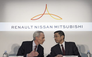 日産を含めた「1500万台連合」の実現は白紙に戻った(3月、横浜市の日産本社で会見する西川CEO(右)ら)=AP 日産を含めた「1500万台連合」の実現は白紙に戻った(3月、横浜市の日産本社で会見する西川CEO(右)ら)=AP