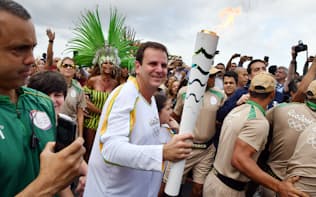 リオデジャネイロ五輪の聖火リレーでリオ市に到着したトーチ（2016年8月）