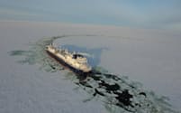 北極海の氷を砕いて進むLNG船