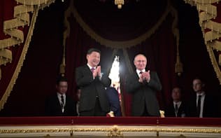 中ロ国交樹立70周年の式典に出席した中国の習主席(左)とロシアのプーチン大統領（5日、モスクワ）=ロイター