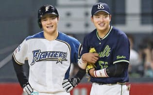 適時打を放ち、ヤクルトの一塁手村上(右)と笑顔で話す日本ハム・清宮。2年目の若手が存在感を見せた3連戦だった=共同 適時打を放ち、ヤクルトの一塁手村上(右)と笑顔で話す日本ハム・清宮。2年目の若手が存在感を見せた3連戦だった=共同