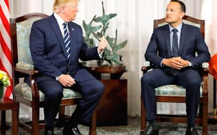 トランプ米大統領(左)は5日、アイルランドのバラッカー首相と会談した=ロイター