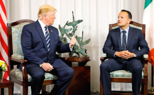 トランプ米大統領(左)は5日、アイルランドのバラッカー首相と会談した=ロイター トランプ米大統領(左)は5日、アイルランドのバラッカー首相と会談した=ロイター