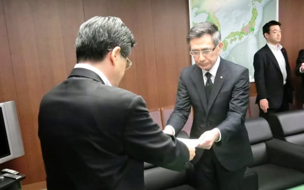 7日、石井国交相はスズキの鈴木社長に勧告書を手渡した