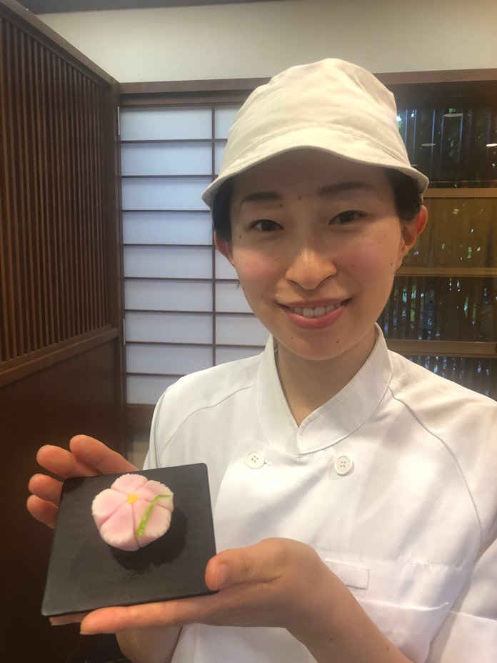 和菓子店4代目 松野友美さん 若い人にも身近に 日本経済新聞 和菓子店4代目 松野友美さん 若い人にも身近に 日本経済新聞