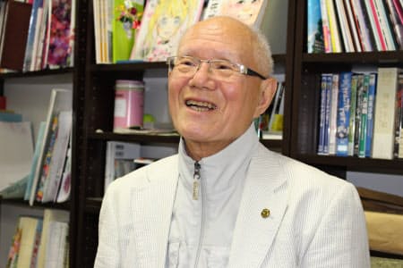 インタビューに応じる文星芸術大学のちばてつや学長