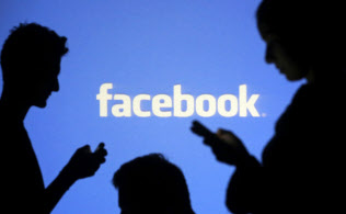 フェイスブックは世界で20億人超のユーザーを持つ=ロイター フェイスブックは世界で20億人超のユーザーを持つ=ロイター