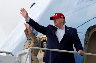 トランプ氏は欧州歴訪から帰国後に対メキシコ関税を判断する(7日、アイルランドをたつ同氏)=ロイター トランプ氏は欧州歴訪から帰国後に対メキシコ関税を判断する(7日、アイルランドをたつ同氏)=ロイター