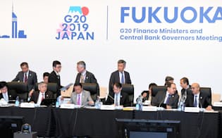 G20財務相・中央銀行総裁会議に臨む麻生太郎財務相（左から3人目）、黒田東彦日銀総裁（同2人目）ら（8日、福岡市）=代表撮影