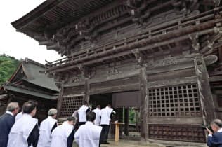 出雲大社で行われた「献麺式」で参拝する関係者(8日、島根県出雲市)=共同 出雲大社で行われた「献麺式」で参拝する関係者(8日、島根県出雲市)=共同