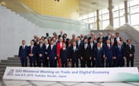 G20のデジタル経済相会合に出席した閣僚ら（8日、茨城県つくば市）