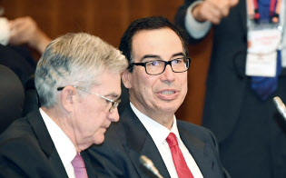 G20財務大臣・中央銀行総裁会議に臨むムニューシン米財務長官(右)(8日、福岡市)=代表撮影 G20財務大臣・中央銀行総裁会議に臨むムニューシン米財務長官(右)(8日、福岡市)=代表撮影