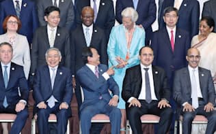 G20財務相・中央銀行総裁会議が閉幕し、記念撮影で談笑する麻生財務相（前列中央）とIMFのラガルド専務理事（後列右から3人目）=9日午後、福岡市