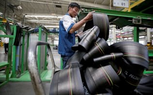 米国は対中追加関税の対象を広げる準備を始めた（5月、中国・河北省のタイヤ工場）=ロイター
