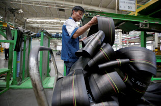 米国は対中追加関税の対象を広げる準備を始めた(5月、中国・河北省のタイヤ工場)=ロイター 米国は対中追加関税の対象を広げる準備を始めた(5月、中国・河北省のタイヤ工場)=ロイター