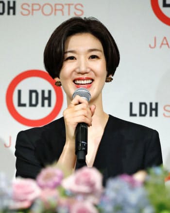 栗原恵さん 笑顔で引退会見 やり切った 元バレー代表 写真 共同 日本経済新聞