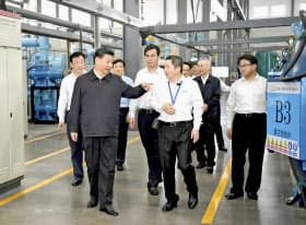 中国江西省のレアアース関連企業を視察する習近平国家主席=新華社・共同