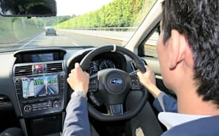 SUBARUの「アイサイト」は高速道路の単一車線でアクセル、ブレーキ、ハンドル操作を自動制御できる（茨城県城里町のテストコース）