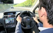SUBARUの「アイサイト」は高速道路の単一車線でアクセル、ブレーキ、ハンドル操作を自動制御できる（茨城県城里町のテストコース）