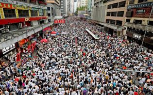 香港島の通りを埋め尽くした香港市民の100万人デモ(9日)=ロイター 香港島の通りを埋め尽くした香港市民の100万人デモ(9日)=ロイター