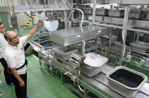 硬水の軟化や最新の炊飯釜 セブン沖縄の総菜工場公開 日本経済新聞