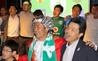 広瀬俊朗さん（前列中央）と肩を組んで国歌を合唱するラグビーファン（横浜市都筑区）
