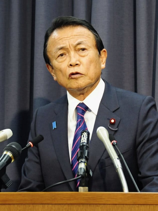 記者会見する麻生金融相(11日、財務省) 記者会見する麻生金融相(11日、財務省)