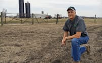 土壌を調べる米イリノイ州の穀物生産者