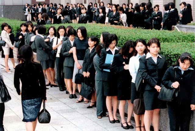 就職氷河期、説明会では学生が行列を作った（1999年、東京・丸の内）
