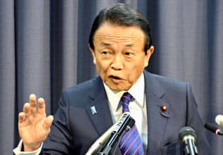 老後の金融資産は2000万円必要との試算を盛り込んだ金融審議会の報告書を、麻生金融相は「受け取らない」と表明した(6/11) 老後の金融資産は2000万円必要との試算を盛り込んだ金融審議会の報告書を、麻生金融相は「受け取らない」と表明した(6/11)
