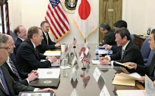 5月15日に会談した茂木経済再生相（右手前から2人目）とライトハイザー米通商代表（左手前から3人目）ら（ワシントン）=日本政府提供・共同
