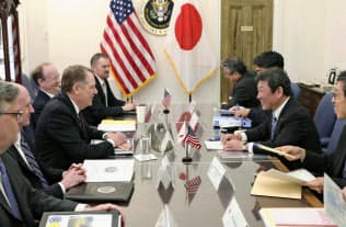5月15日に会談した茂木経済再生相(右手前から2人目)とライトハイザー米通商代表(左手前から3人目)ら(ワシントン)=日本政府提供・共同 5月15日に会談した茂木経済再生相(右手前から2人目)とライトハイザー米通商代表(左手前から3人目)ら(ワシントン)=日本政府提供・共同