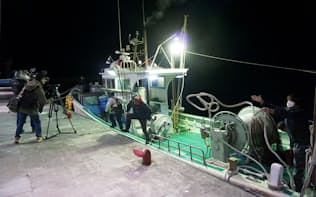 日本の漁業は資源管理の重要性が増す（2月、資源を調査した船が戻った静岡市の由比漁港）