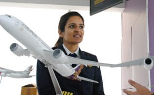スタッフと打ち合わせるインドの女性パイロットのチャウダリーさん(左)