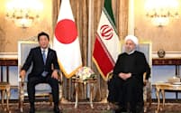 イランのロウハニ大統領（右）と会談する安倍首相=12日、テヘラン（代表撮影・共同）