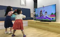 セガトイズの玩具はAR技術を活用して体を動かしながら英語を学べる（13日午前、東京・江東）