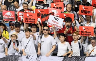 「逃亡犯条例」改正案に反対し、シュプレヒコールを上げる市民ら=9日、香港(共同) 「逃亡犯条例」改正案に反対し、シュプレヒコールを上げる市民ら=9日、香港(共同)
