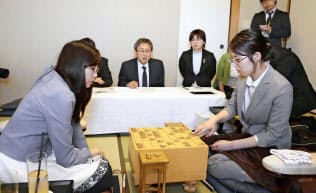 渡部愛前女流王位(左)を破り、対局を振り返る里見香奈女流五冠(13日午後、徳島市)=共同 渡部愛前女流王位(左)を破り、対局を振り返る里見香奈女流五冠(13日午後、徳島市)=共同
