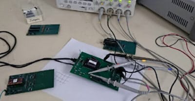 東芝は海馬の神経細胞の働きの一部を脳型AI(中央の回路)で再現