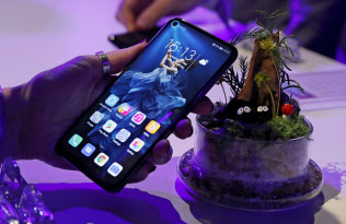 ファーウェイは海外で売るスマホに米グーグルのアプリを採用しているが、米制裁で利用できなくなる恐れがある=AP ファーウェイは海外で売るスマホに米グーグルのアプリを採用しているが、米制裁で利用できなくなる恐れがある=AP